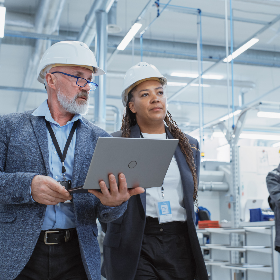 Des employés utilisant une tablette électronique (objet connecté) dans leur organisation.