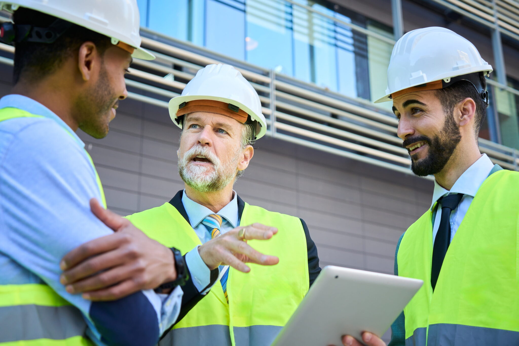 Employés de construction qui rencontrent certains enjeux sur le terrain.
